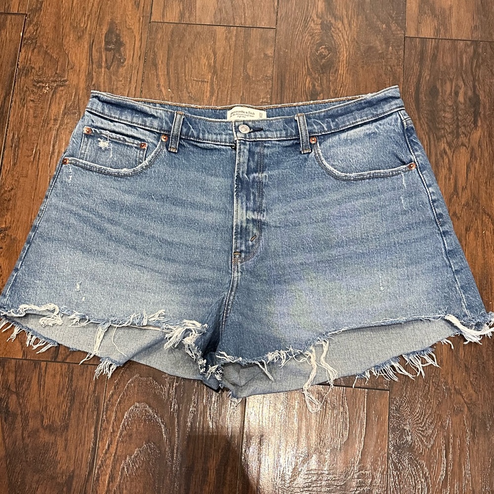 Abercrombie & Fitch Curve Love The 90s Relaxed Cutoff Shorts High Rise